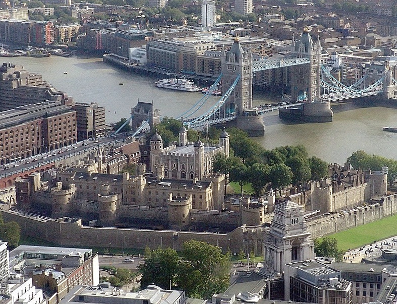 "Tower of london from swissre" by Original photo by Wjfox2005 - Wikipedia