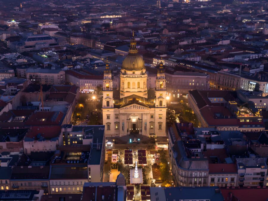 Kopuła bazyliki wznosi się na wysokość 96 m., dlatego jest jednym z najwyższych budynków w Budapeszcie