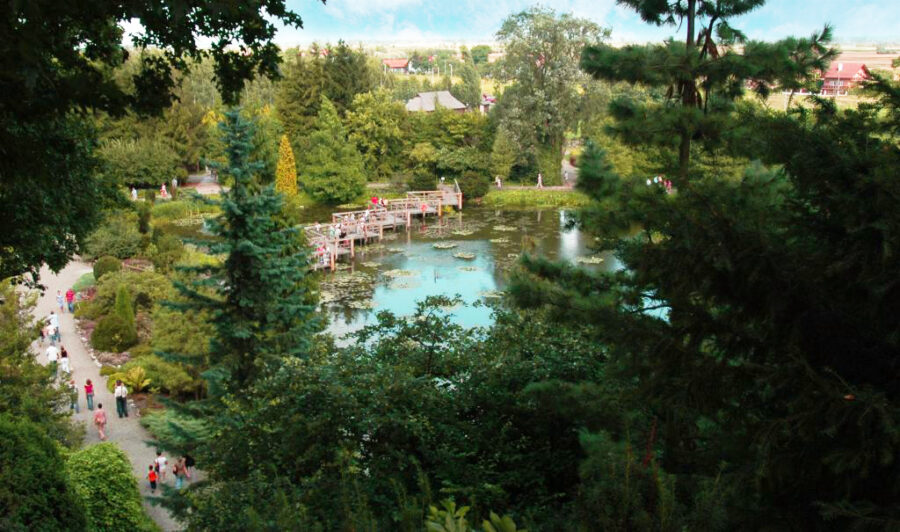 Arboretum w Bolestraszycach, jest jednym z największych ogrodów botanicznych w Polsce, prezentującym bogatą kolekcję roślin z różnych stref klimatycznych, w tym rzadkie gatunki drzew i krzewów.