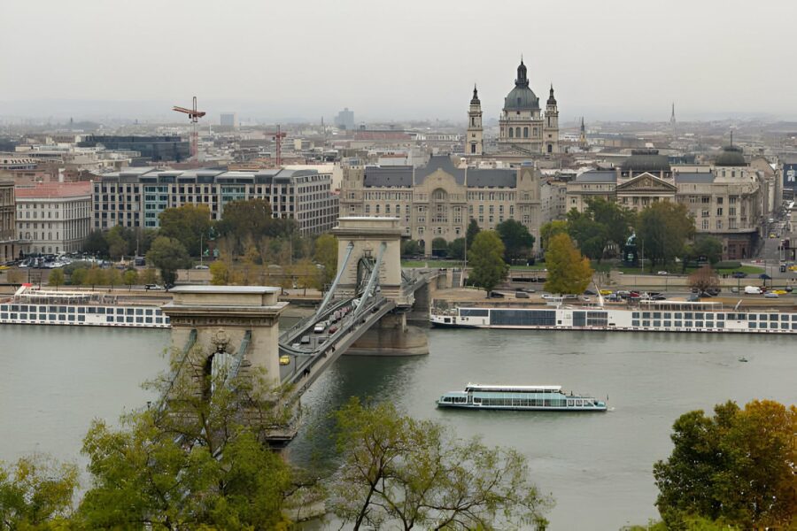 Tramwaj wodny po Dunaju w Budapeszcie.