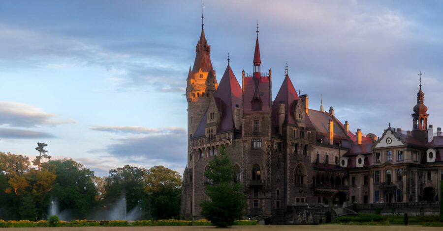 Zamek w Mosznej nazywany jest rzez wielu polski zamek Harrego Pottera. Robi duże wrażenie swoją majestatyką.