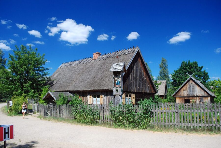 Kaszubski Park Etnograficzny w Wdzydzach Kiszewskich to skansen, który prezentuje tradycyjną kulturę Kaszub poprzez zbiór autentycznych budynków i gospodarstw z różnych części regionu.