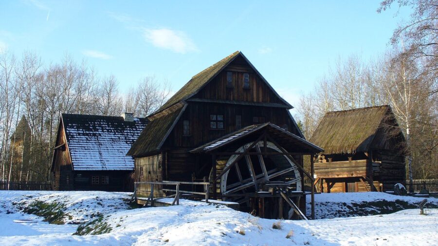 Muzeum Wsi Opolskiej to stare chaty i zetknięcie z wsią z przeszłości. To świetny sposób aby zainteresować młodych podróżników historią. 