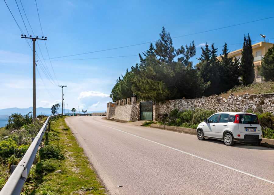 Podczas podróży samochodem po Albanii warto zwrócić uwagę na malownicze, choć czasami wyboiste drogi, które prowadzą przez serce bałkańskiej dzikości.
