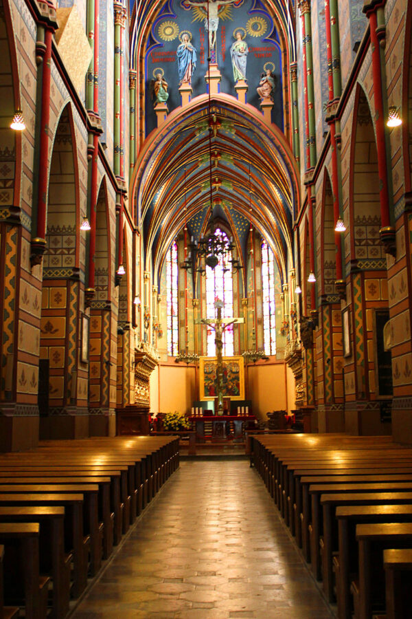 Bazylika Katedralna Wniebowzięcia Najświętszem Marii Panny ma piękne, bogate wnętrz, z marmurami, gotyckimi witrażami.