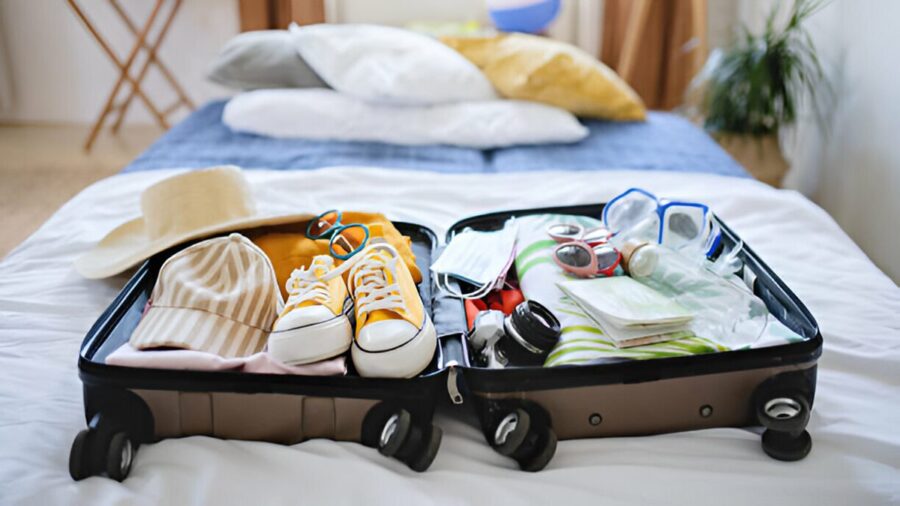 Spakowana walizka na wakacje w Albanii powinna zawierać zarówno stroje kąpielowe, jak i odpowiednie ubrania na wieczorne wyjścia oraz chłodniejsze wieczory w górach.