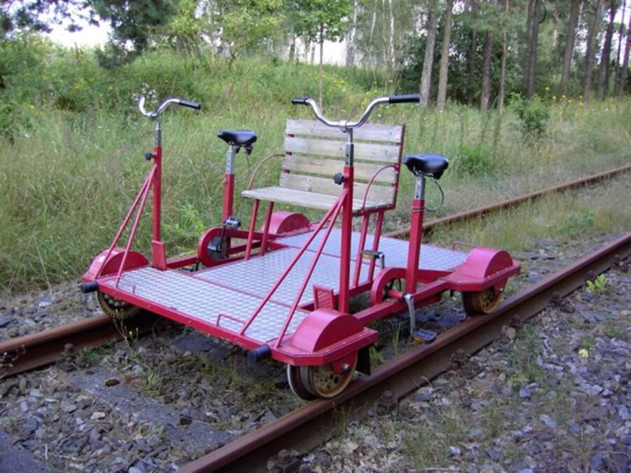 Drezyna rowerowa to pojazd szynowy napędzany siłą mięśni, który pozwala na aktywny wypoczynek i eksplorację malowniczych tras kolejowych, często wykorzystywany w turystycznych regionach dla unikalnych przeżyć krajobrazowych.