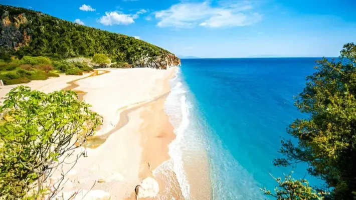 10 najpiękniejszych plaż w Albanii – odkryj rajskie wybrzeże Bałkanów