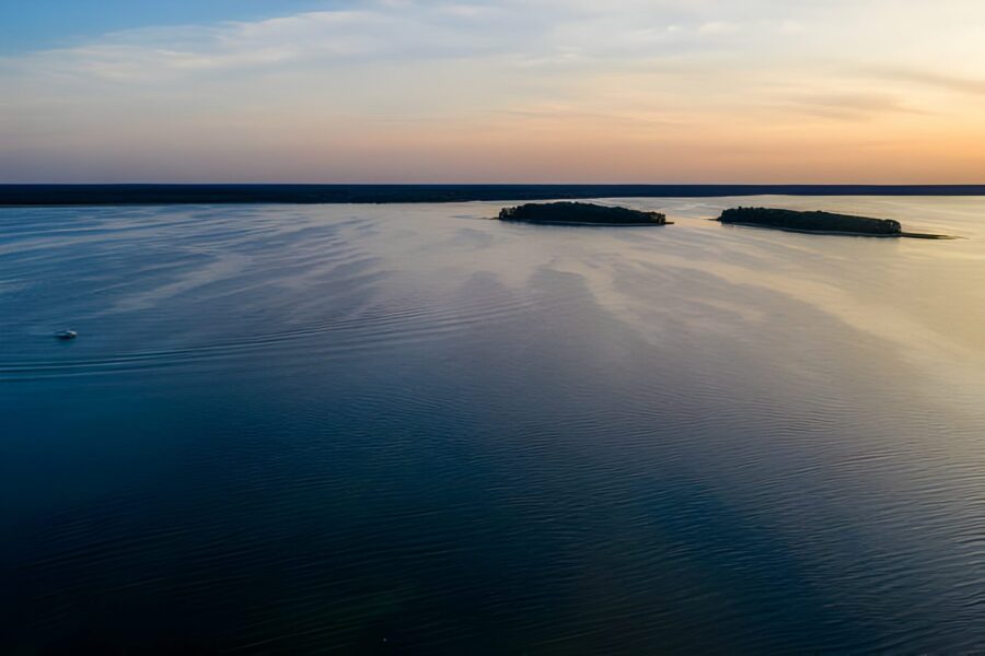 Jezioro Śniardwy, największe jezioro w Polsce, bywa nazywane "mazurskim morzem" i zachwyca swą rozległością oraz siecią malowniczych wysp, tworząc raj dla żeglarzy i miłośników przyrody.