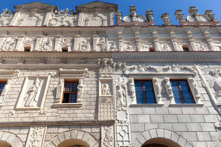 Bogato rzeźbione kamienice w Kazimierzu Dolnym zrobią wrażenie nawet na tych, którzy nie pałają pasją do architektury,