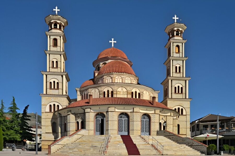 Katedra Zmartwychwstania Chrystusa w Korczy, ukończona w 1992 roku, jest jednym z najnowszych i największych kościołów prawosławnych w Albanii, znanym z imponującego wnętrza i bogato zdobionej ikonostazy.