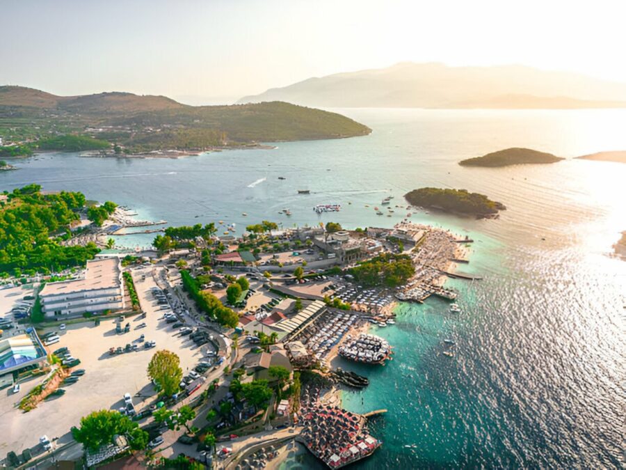 Ksamil, znany jako albańska perła, przyciąga turystów swoimi bajecznie białymi plażami i turkusową wodą, idealnymi do relaksu i pływania.