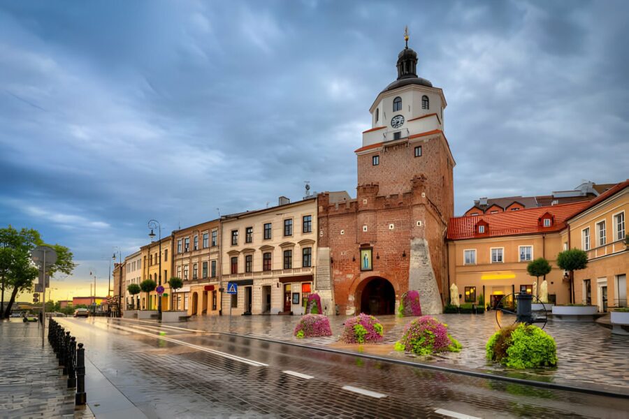Brama Krakowska to pozostałość po murach obronnych tego miasta.  Powstała ona w XIV wieku.