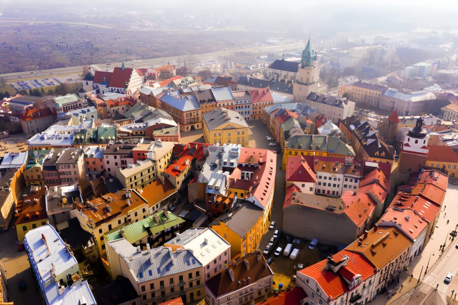 Widok z lotu ptaka na stare miasto w Lublinie prezentuje się bardzo malowniczo. 