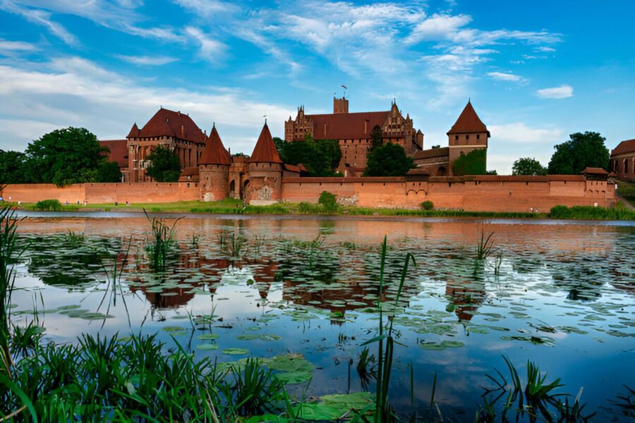Zamek w Malborku jest największą gotycką twierdzą zbudowaną z cegły na świecie i pierwotnie służył jako siedziba wielkich mistrzów zakonu krzyżackiego. 
