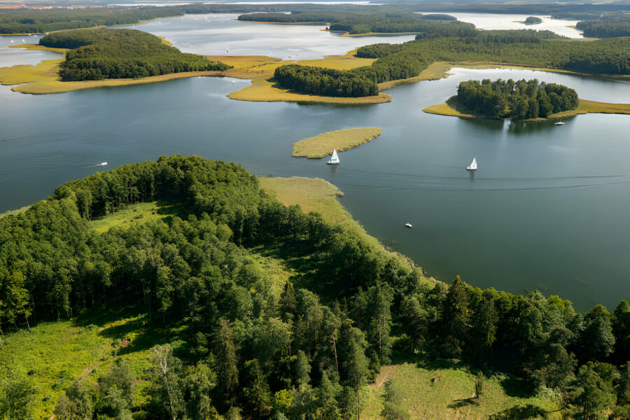 Mazury - kraina tysiąca jezior, to wspaniałe miejsce na aktywny wypoczynek z dziećmi. 