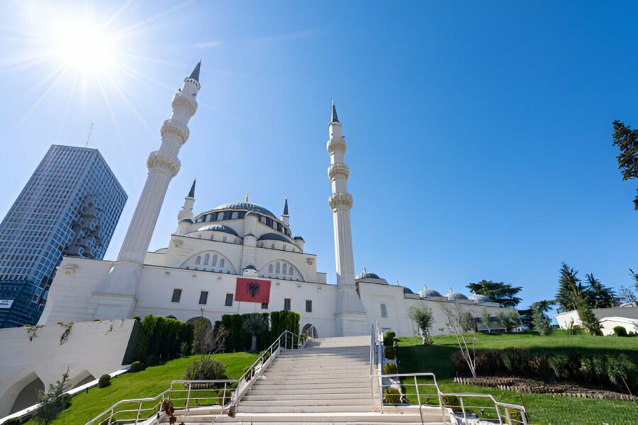 Wielki Meczet w Tiranie, znany również jako Meczet Namazgjah, jest największym meczetem w Albanii i może pomieścić do 5,000 wiernych, co czyni go ważnym centrum społeczności muzułmańskiej w kraju.