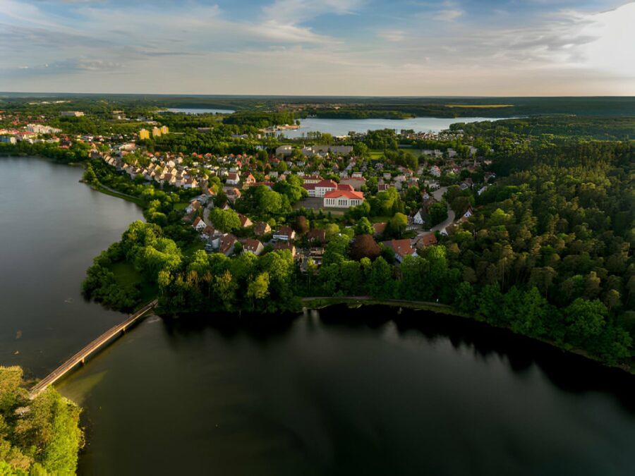 Widok na malowniczy Olsztyn z lotu ptaka. Mnóstwo zieleni i jeziora otaczają to urokliwe miasto.