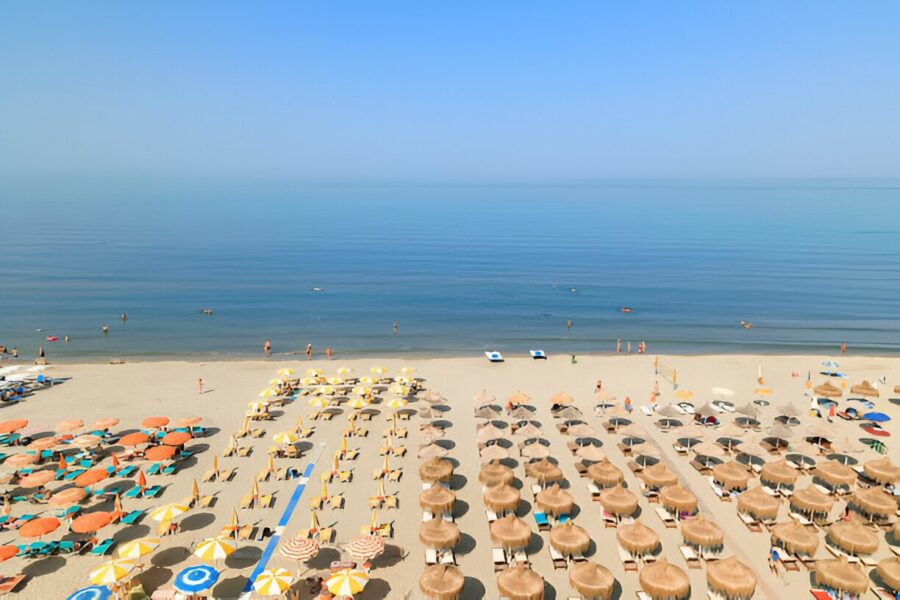 Plaża w Durrës, jedna z najdłuższych na wybrzeżu Adriatyku, jest popularnym miejscem wypoczynkowym w Albanii, oferującym szeroki pas piasku oraz liczne atrakcje turystyczne i kulturalne w pobliskim mieście.