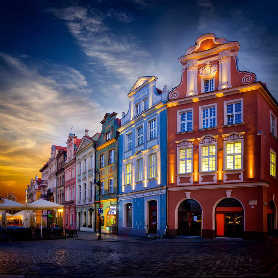 Starówka w Poznaniu, z jej malowniczym Starym Rynkiem i kolorowymi kamieniczkami, jest miejscem, gdzie co dzień w południe z zegara ratuszowego wyłaniają się dwa metalowe koziołki, bijąc się rogami, co stanowi jedną z najbardziej rozpoznawalnych atrakcji miasta.