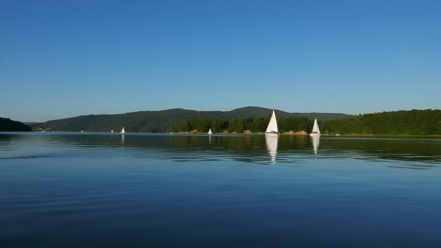 Jezioro Solińskie, zwane także "Bieszczadzkim Morzem", jest sztucznym zbiornikiem wodnym, który powstał w wyniku zbudowania zapory na rzece San.