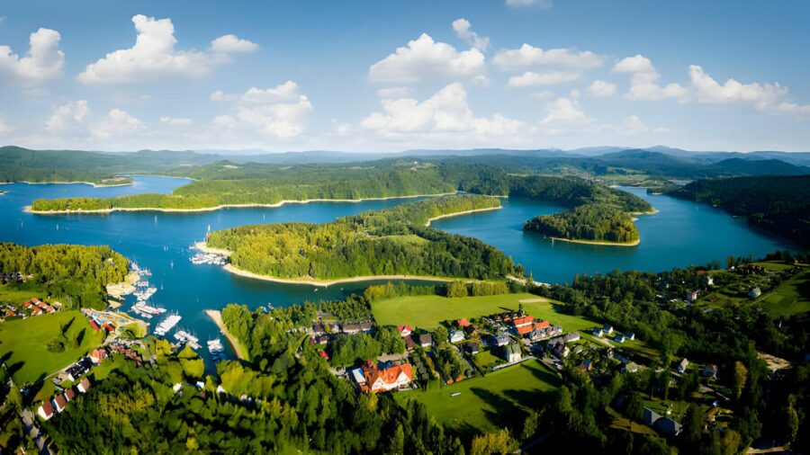 Jezioro Solińskie, największy zbiornik retencyjny w Polsce położony na rzece San, jest popularnym miejscem do uprawiania sportów wodnych i rekreacji, otoczonym malowniczymi krajobrazami Bieszczad.