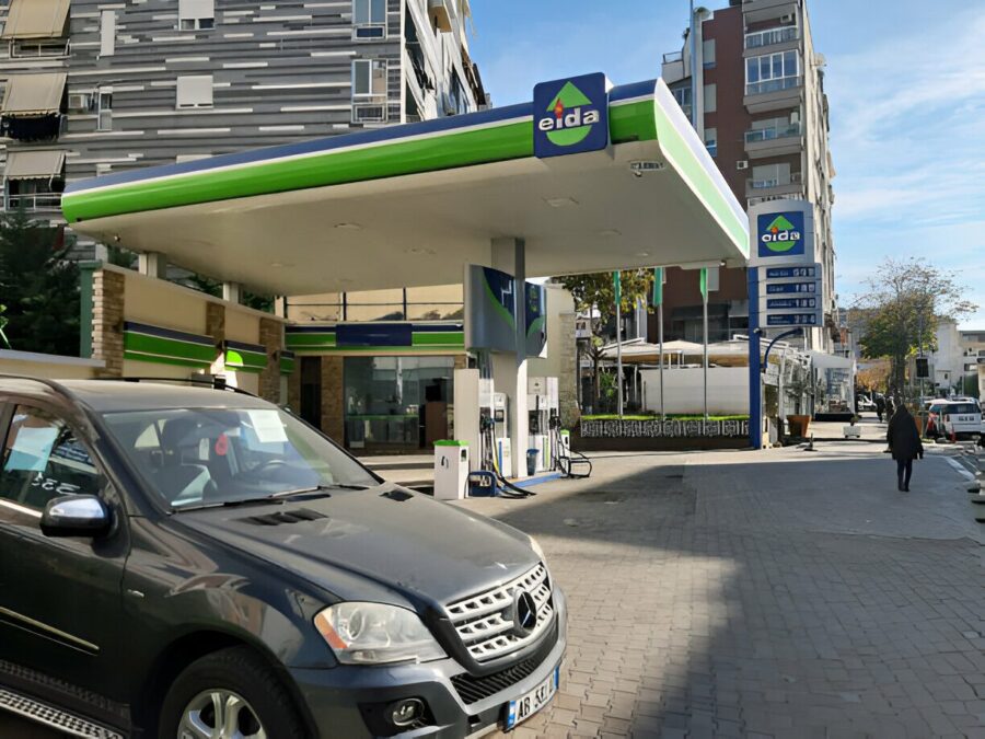 Ceny paliw w Albanii mogą być nieco wyższe niż średnia europejska, co jest spowodowane głównie opłatami importowymi i podatkami nakładanymi na paliwa.