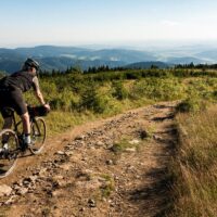 Trasy rowerowe w polskich kurortach turystycznych – gdzie warto zabrać rower?