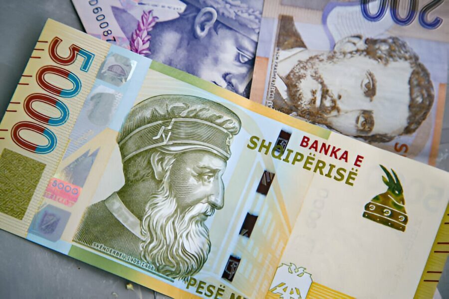 Albańska waluta, lek (symbol: ALL), została nazwana po łacińskim słowie 'lex', co oznacza 'prawo' i jest w obiegu od 1926 roku.