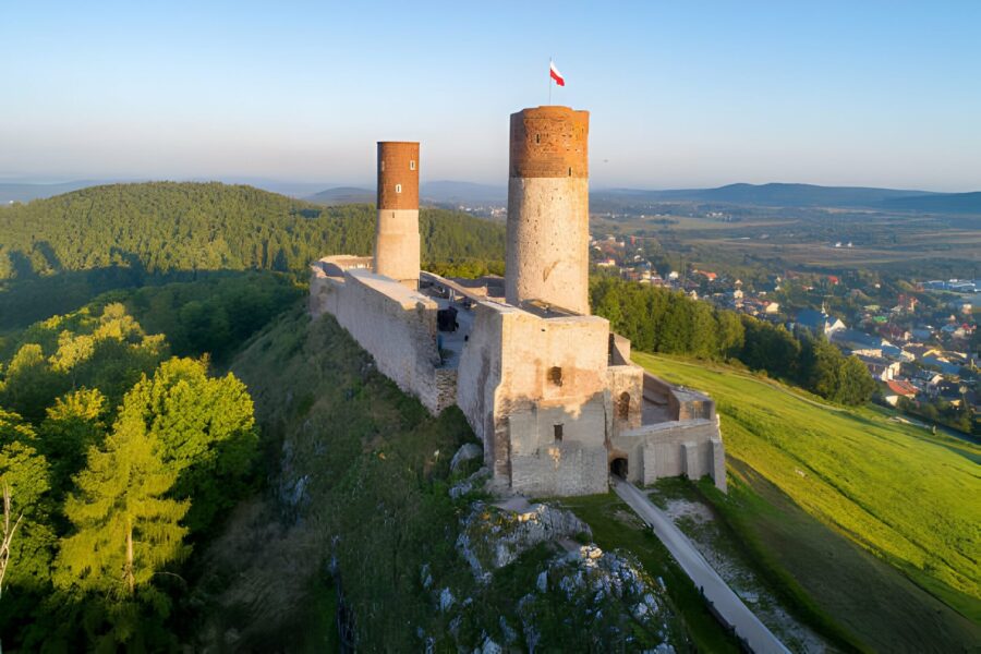 Zamek w Chęcinach, zbudowany w XIV wieku na wapiennym wzgórzu, służył jako warownia obronna i królewska rezydencja, z której rozciąga się spektakularny widok na okoliczną dolinę.