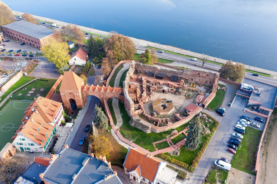 Będąc w kujawsko-pomorskim warto zwiedzić ruiny zamku krzyżackiego.
