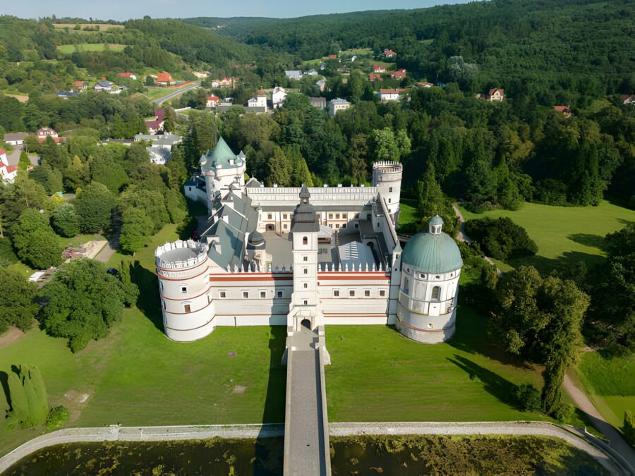 Zamek w Krasiczynie, słynie z unikatowych elewacji zdobionych sgraffito, które przedstawiają sceny mitologiczne oraz portrety historycznych postaci, czyniąc go jednym z najbardziej malowniczych i fotogenicznych zamków w Polsce.