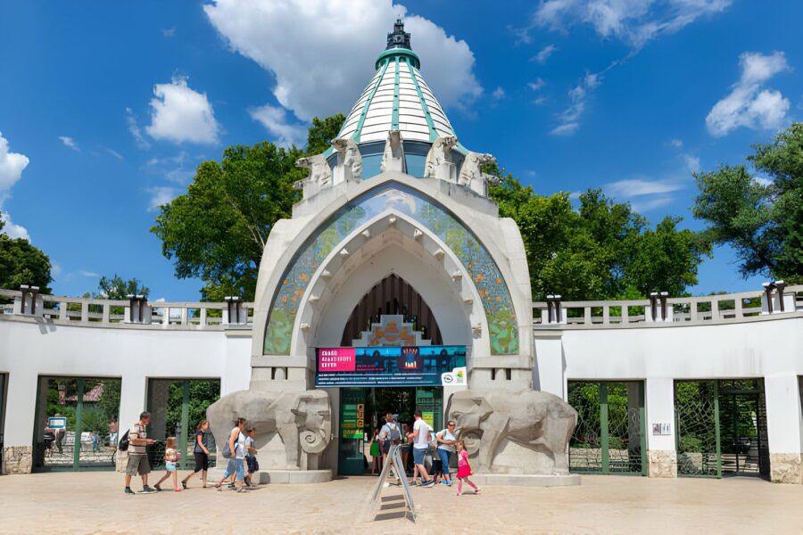 Brama wejściowa do Zoo - ogród w Budapeszcie to jedno z najstarszyh tego typu miejsc na Węgrzech.